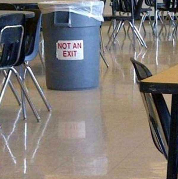 20 Hilariously Pointless Signs (20 photos)