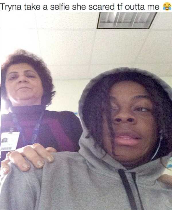 22 Times People Get Caught Taking Selfies (22 photos)