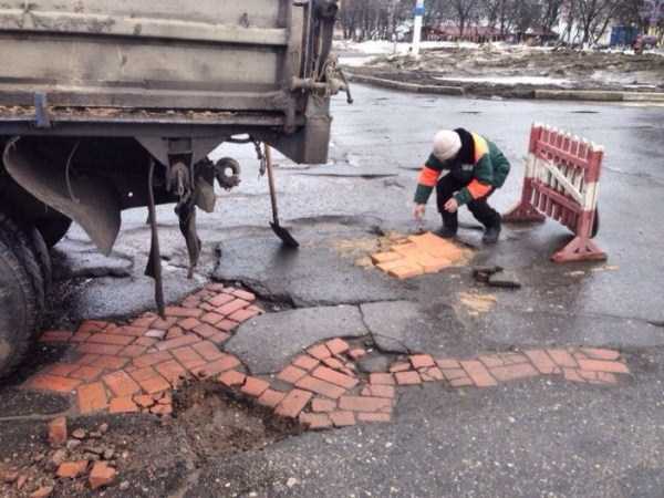 Fixing Roads the Russian Way (6 photos)