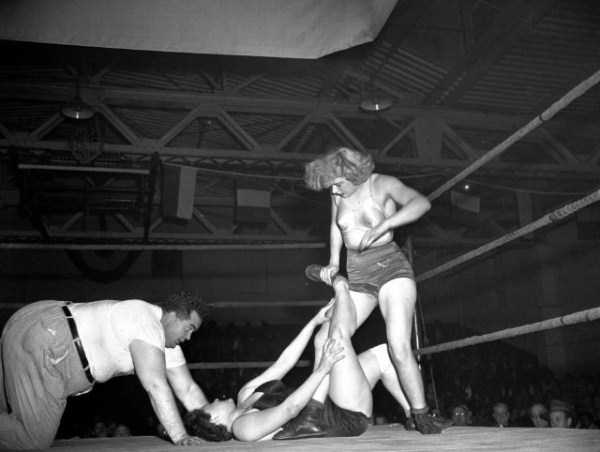 Vintage Womens Wrestling Photos (34 photos)
