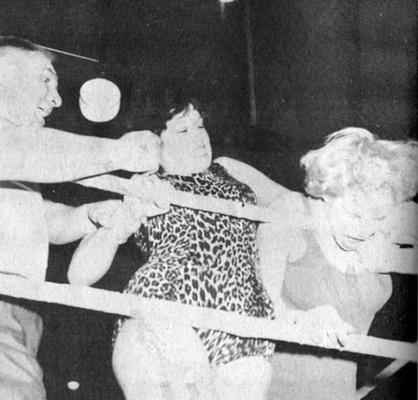 Vintage Womens Wrestling Photos (34 photos)