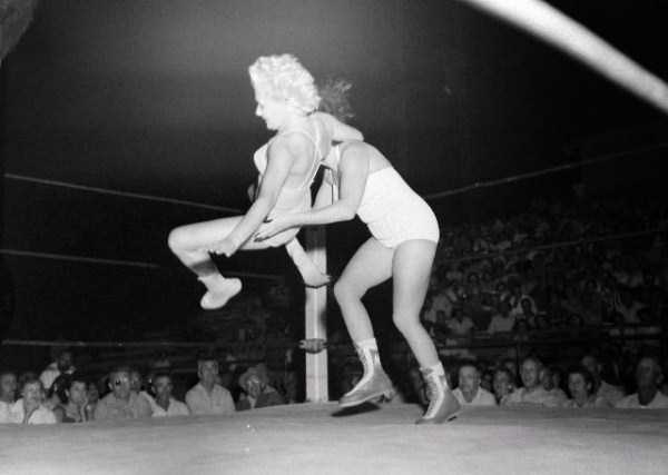 Vintage Womens Wrestling Photos (34 photos)