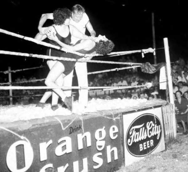 Vintage Womens Wrestling Photos (34 photos)