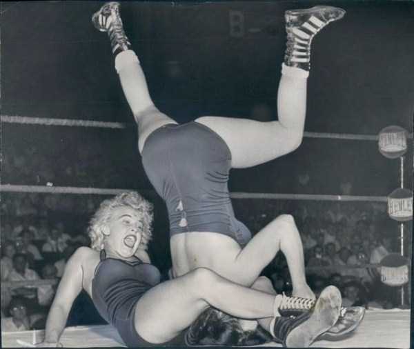 Vintage Womens Wrestling Photos (34 photos)