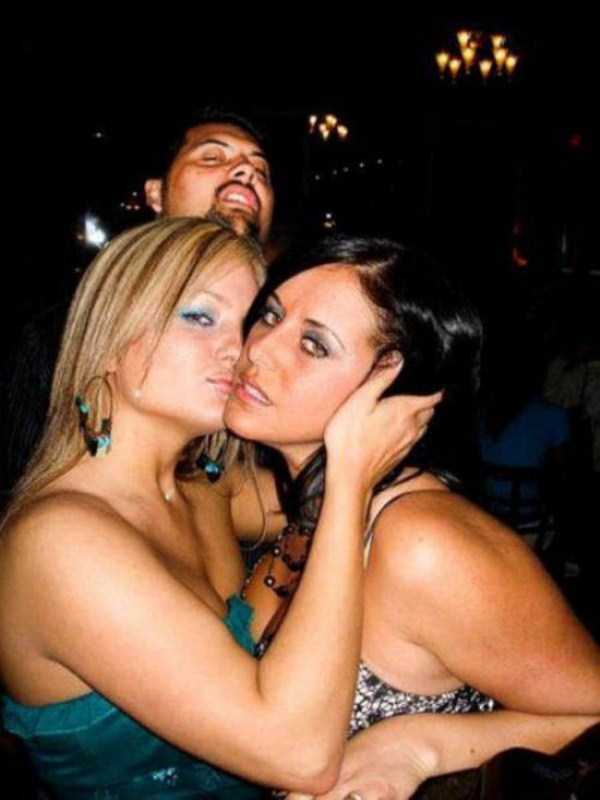 More Photobombs? Sure, Why Not! (34 photos)