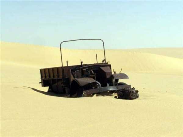 Abandoned Military Vehicle in the Egyptian Desert (18 photos)