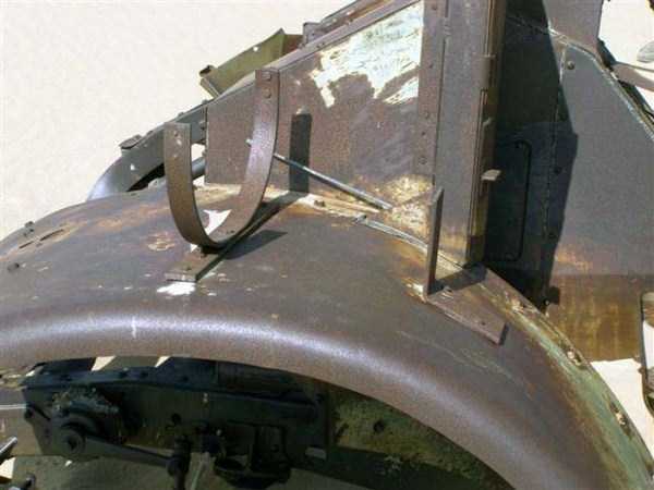 Abandoned Military Vehicle in the Egyptian Desert (18 photos)