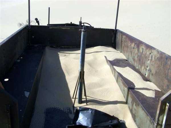 Abandoned Military Vehicle in the Egyptian Desert (18 photos)
