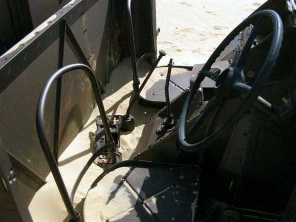 Abandoned Military Vehicle in the Egyptian Desert (18 photos)