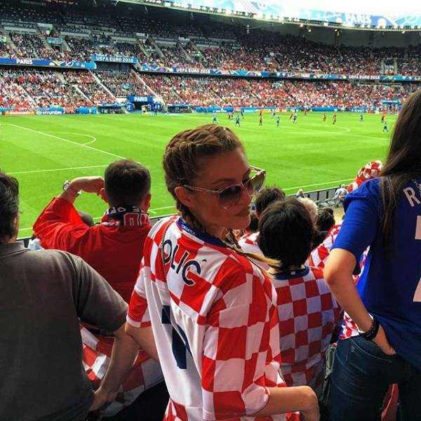 Hot Girls at EURO 2016 (45 photos)
