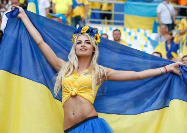Hot Girls at EURO 2016 (45 photos)