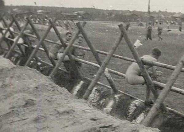 German Troops Taking a Dump (24 photos)