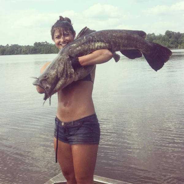 Brave Girl Catches a Big Catfish With Her Bare Hands (10 photos)