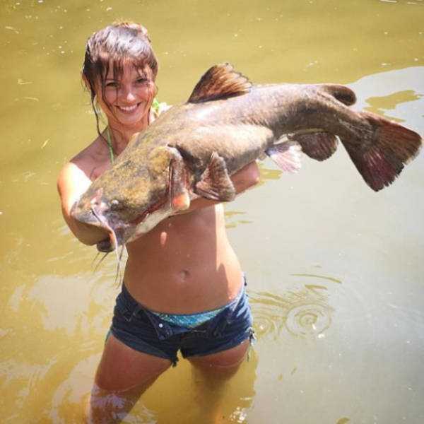 girl noodling huge catfish 8