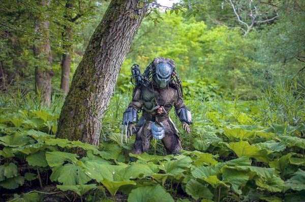 Stunningly Detailed Predator Costume (8 photos)