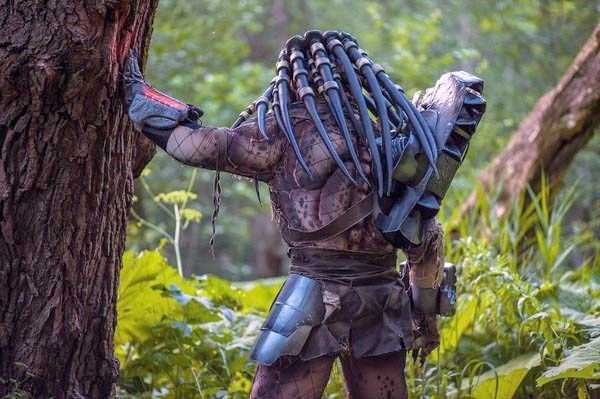 Stunningly Detailed Predator Costume (8 photos)