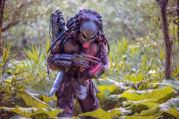 Stunningly Detailed Predator Costume (8 photos)