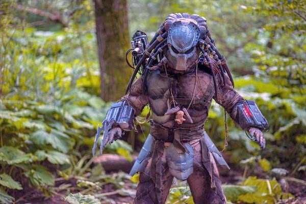 Stunningly Detailed Predator Costume (8 photos)
