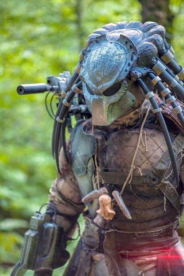 Stunningly Detailed Predator Costume (8 photos)