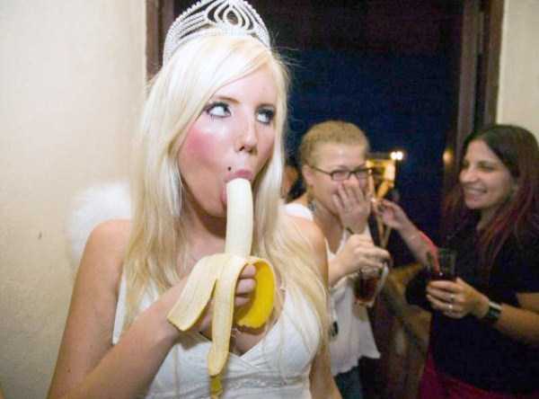 girls eating bananas 1