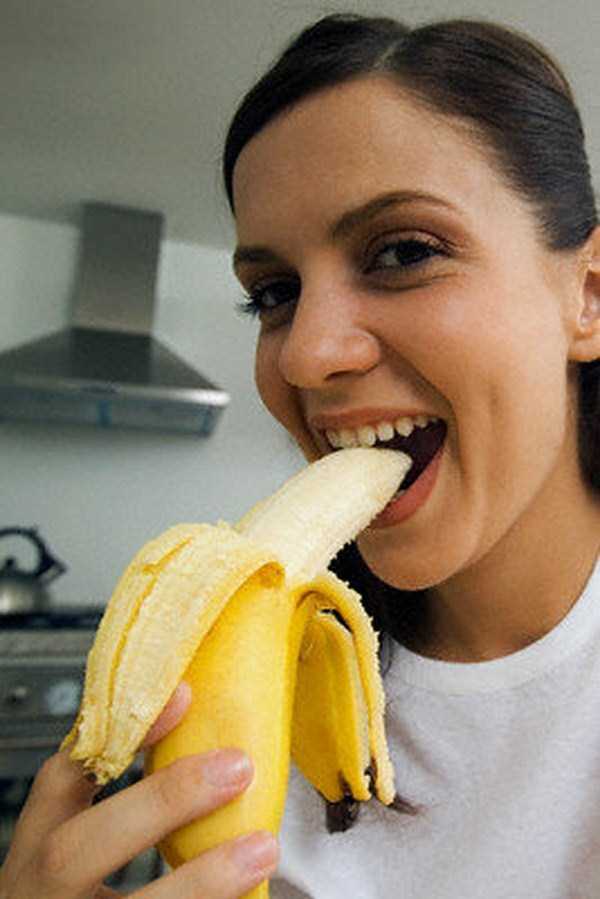 girls eating bananas 17