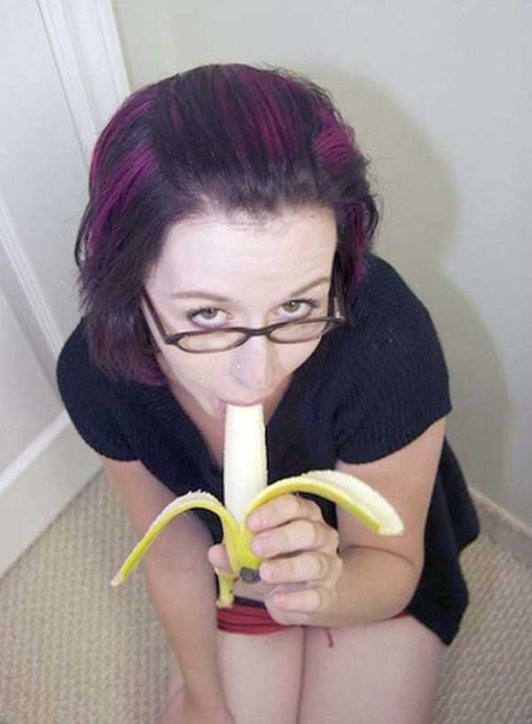 girls eating bananas 2