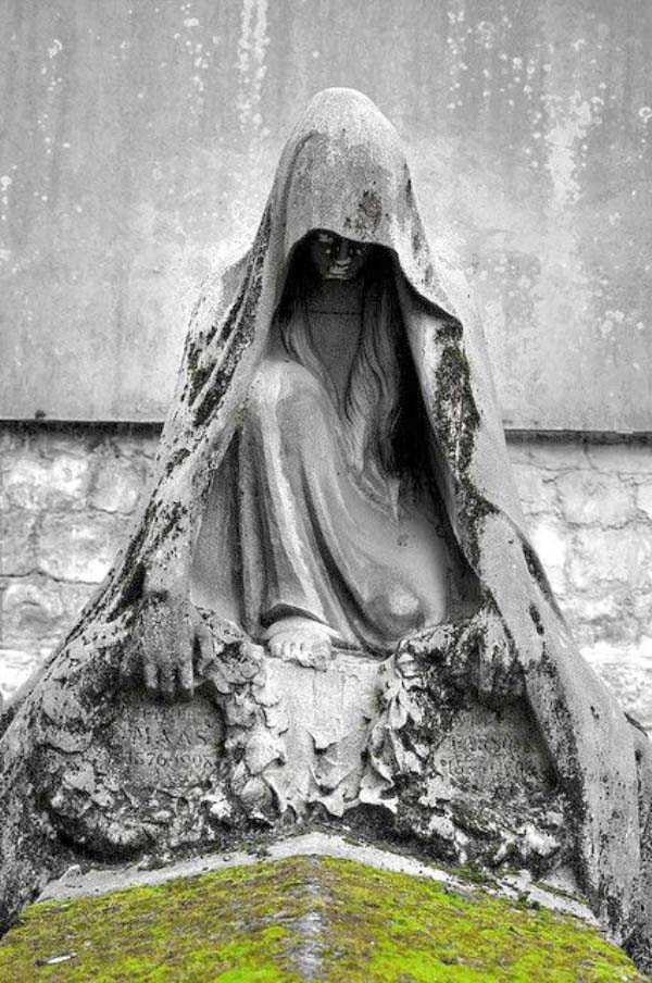 25 Morbidly Bizarre Cemetery Statues