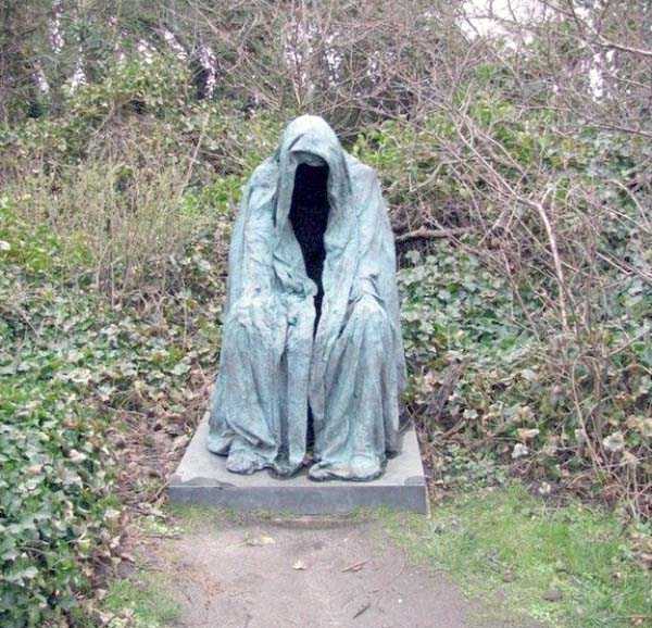 25 Morbidly Bizarre Cemetery Statues (25 photos)