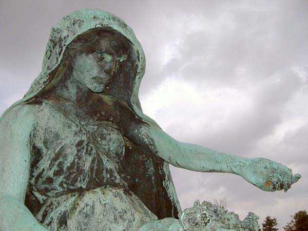 25 Morbidly Bizarre Cemetery Statues (25 photos)