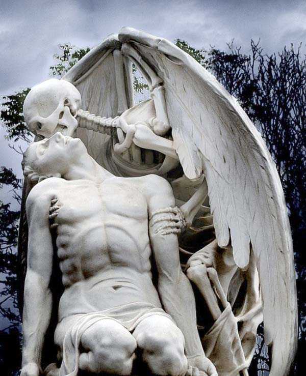 25 Morbidly Bizarre Cemetery Statues (25 photos)
