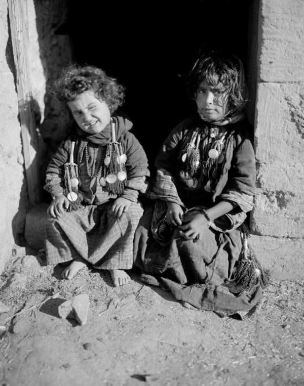 35 Vintage Photos of Middle Eastern Bedouins