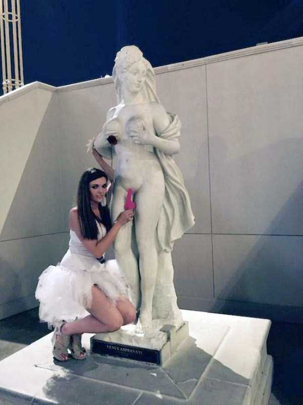 people having fun with statues 5
