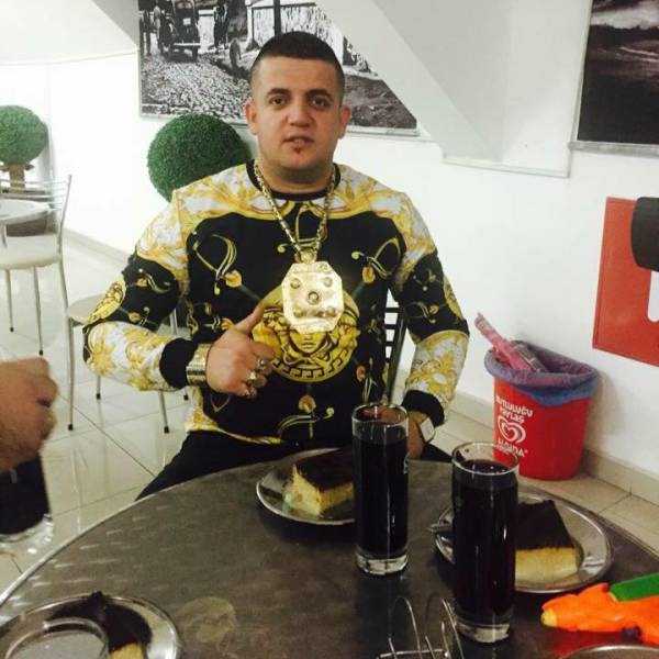 This Guy is Overly Obsessed with Versace (30 photos)