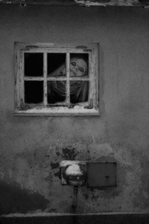 26 Creepy Black and White Photos That Wont Leave You Indifferent