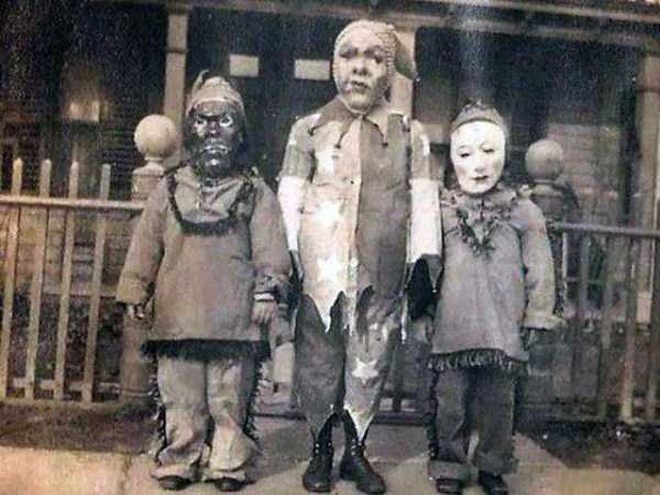 Vintage Halloween Costumes that are Creepy as Hell (30 photos)