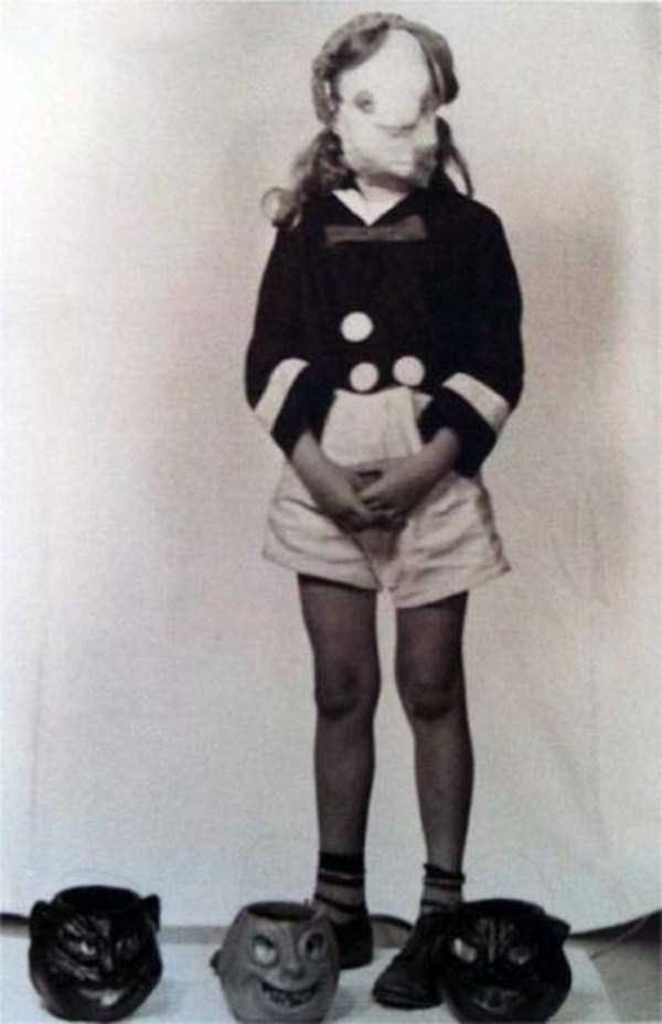 Vintage Halloween Costumes that are Creepy as Hell (30 photos)