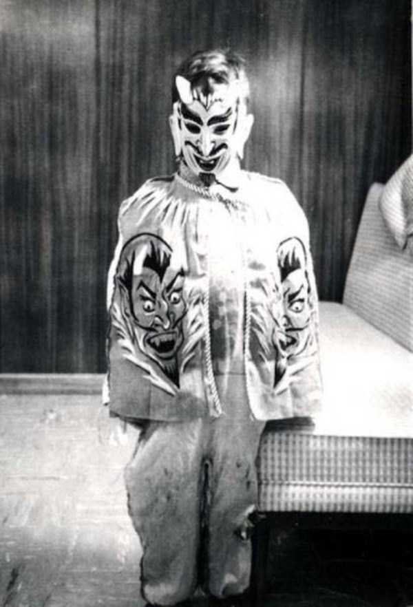 Vintage Halloween Costumes that are Creepy as Hell (30 photos)