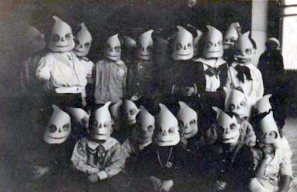 Vintage Halloween Costumes that are Creepy as Hell (30 photos)