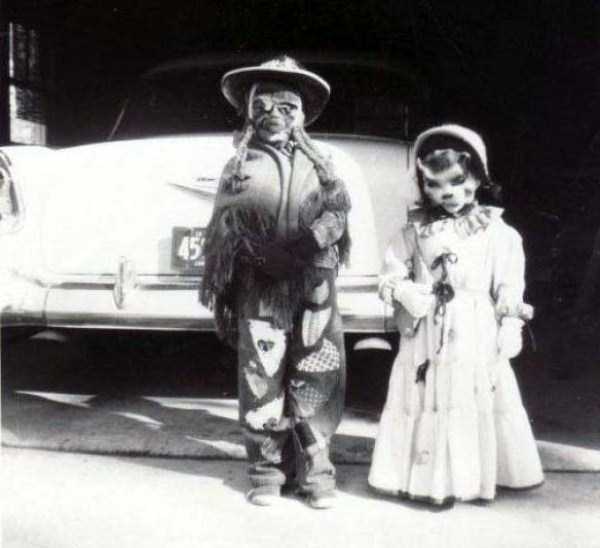 Vintage Halloween Costumes that are Creepy as Hell (30 photos)