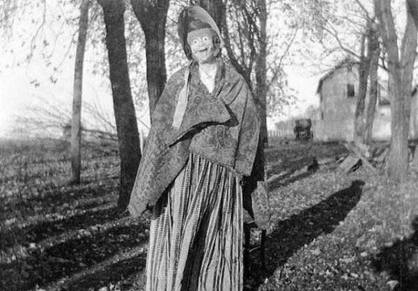 Vintage Halloween Costumes that are Creepy as Hell (30 photos)