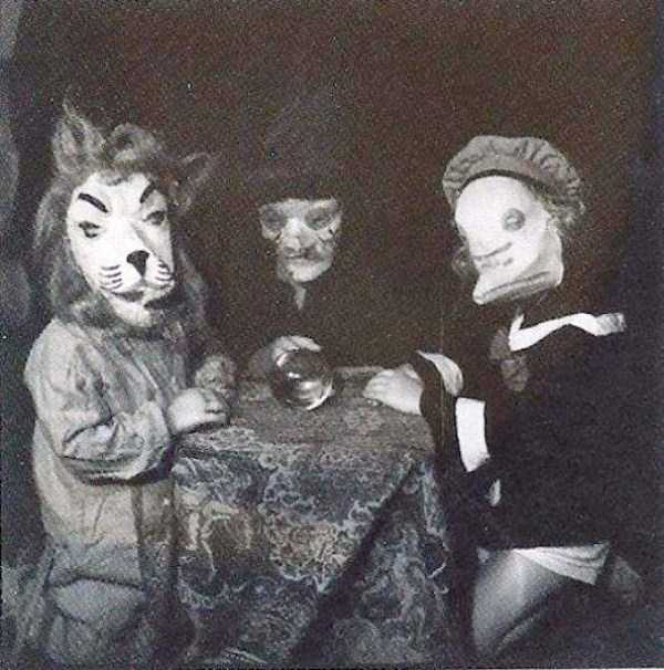 Vintage Halloween Costumes that are Creepy as Hell (30 photos)