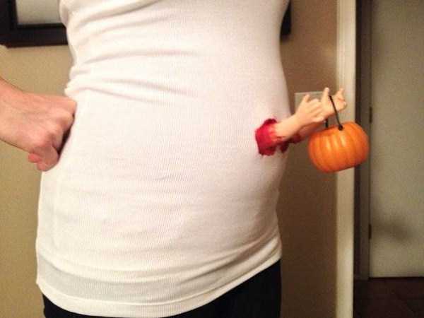 Pregnant Women Showing Off Their Halloween Costumes (24 photos)