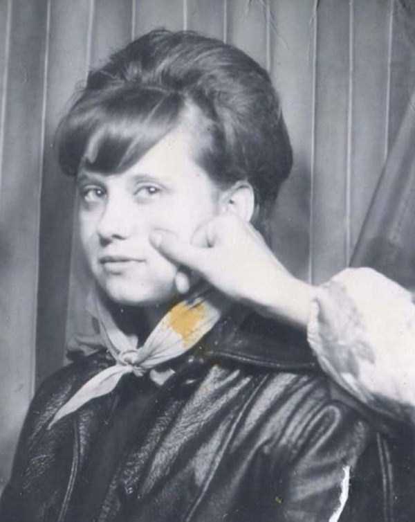 Vintage Selfies Taken in Photo Booth (42 photos)