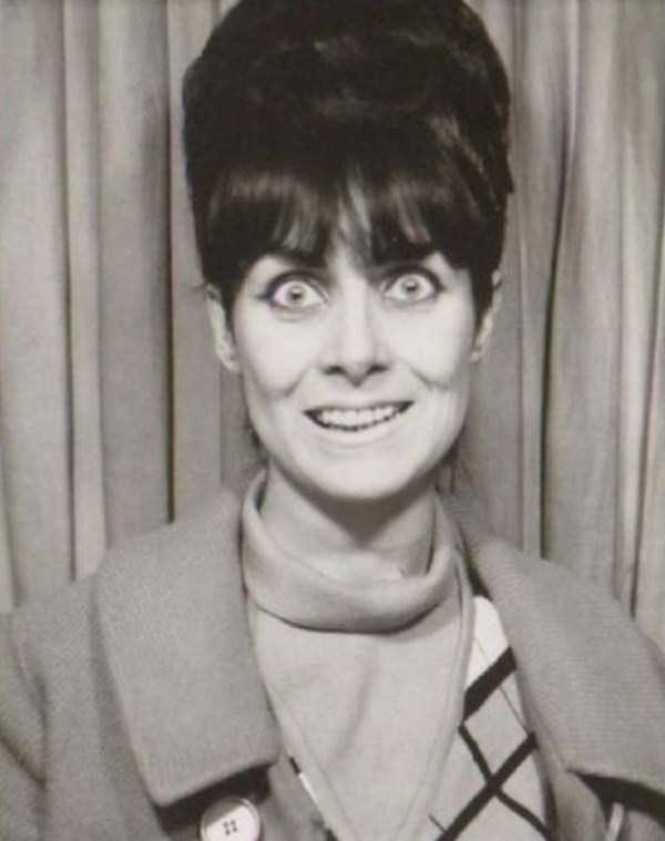 Vintage Selfies Taken in Photo Booth (42 photos)