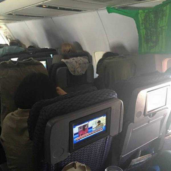 People Who Make Flying Even More Unpleasant (25 photos)