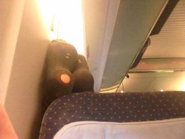 People Who Make Flying Even More Unpleasant (25 photos)