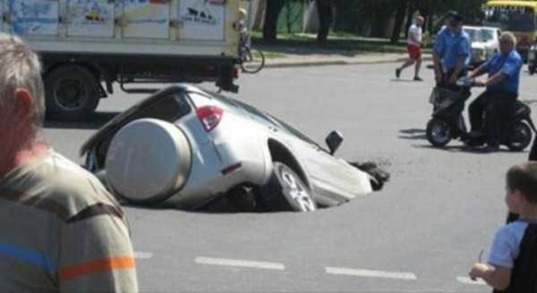 Cars Spotted in the Most Unusual Places (34 photos)