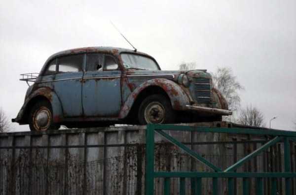Cars Spotted in the Most Unusual Places (34 photos)