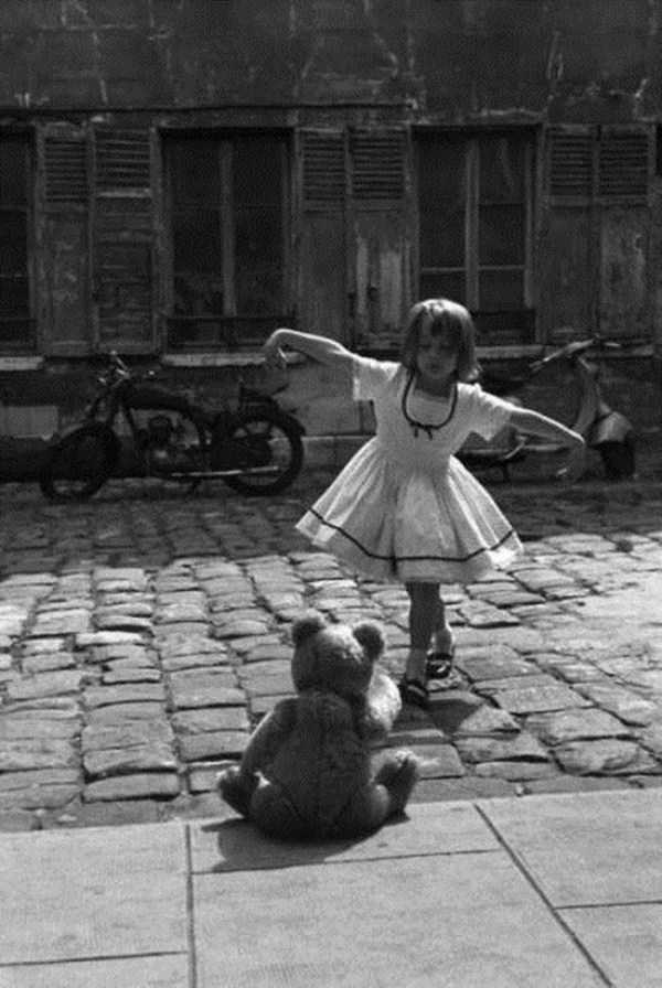 20 Black And White Photos That Capture Children At Play