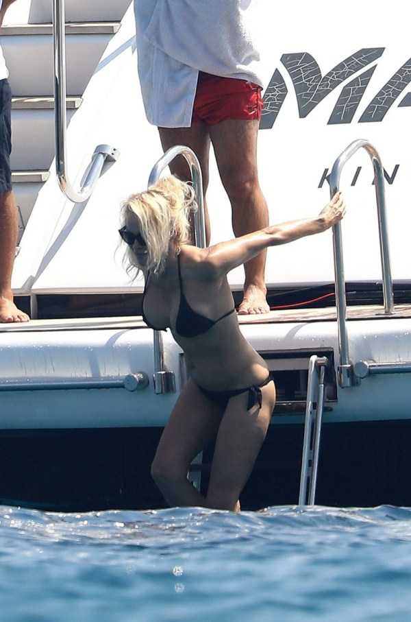 Pamela Anderson Bikini Pics (34 photos)